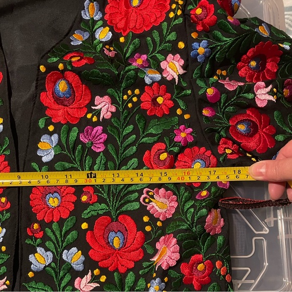 Black full embroidered floral Jacket. Size Smalll - Picture 5 of 6